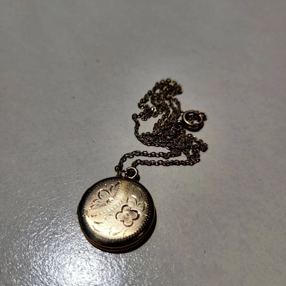 12K Gold Filled Round Floral Etched Locket Necklace Vintage Keepsake - Picture 11 of 11